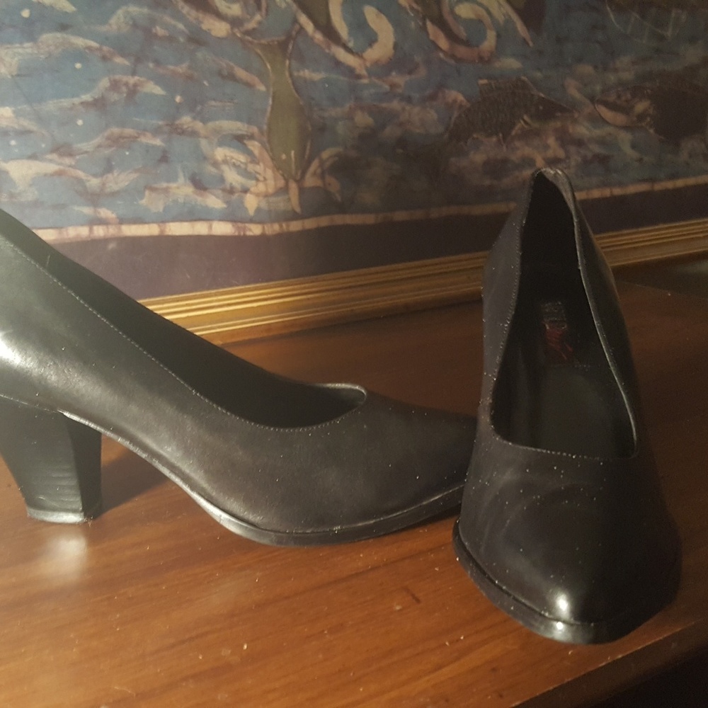 Black pumps